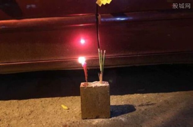  车主挂牌诅咒砸车 人:车被砸车主点香火、贴纸