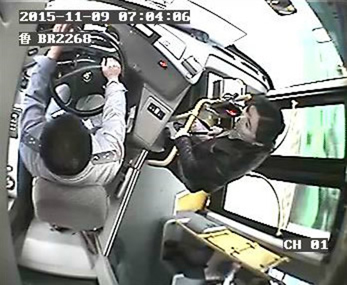 女子乘错公交车要求司机开门被拒 女子竟然跳