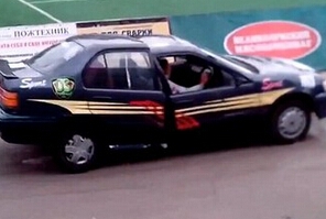  赛车在场上断裂 车头车尾分离 司机掉头原地转