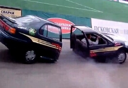  赛车在场上断裂 车头车尾分离 司机掉头原地转