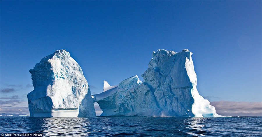  巨大冰山海上解体 激起滔天巨浪 场面震撼如海
