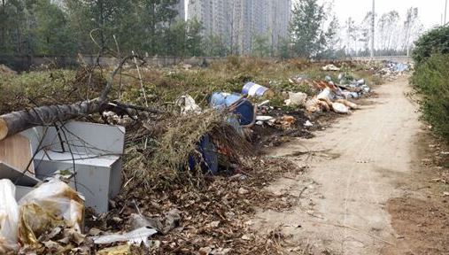 安徽亳州瑞福祥厂区大型垃圾场与居民区一墙之