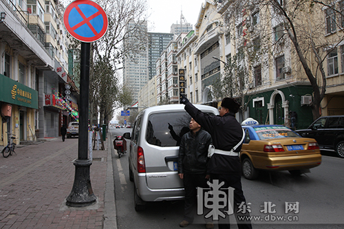 哈尔滨交警往返巡控商圈单行道 部分街路违停