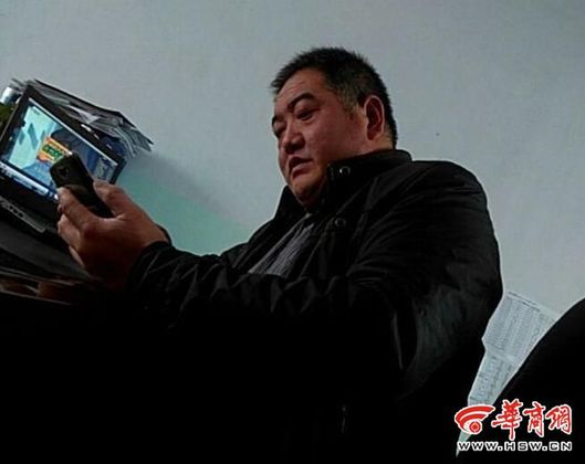 陕西 官员上班看电视剧  被质问后怒吼 滚出去 -
