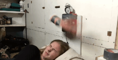  女子发明打脸闹钟  靠假手臂蛮力唤醒人一直打