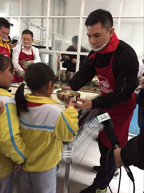  赵普辞职后做公益  穿上围裙为安徽千余名学生