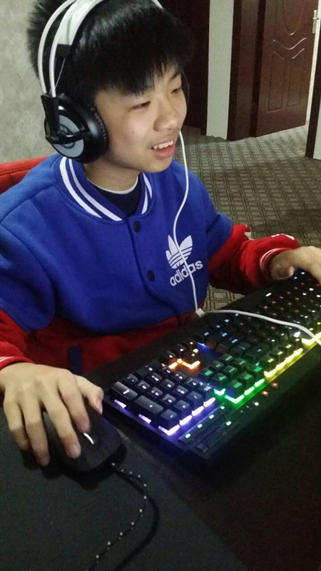 12岁直播LOL月入3万 幼年厂长获职业队邀约-