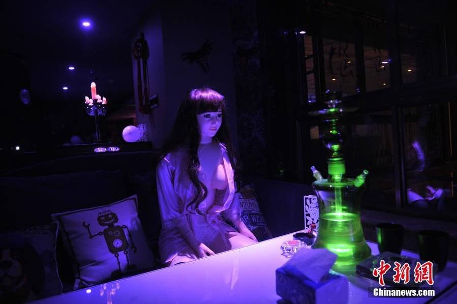 重庆情趣餐酒吧:墙面上挂满女性内衣充气娃娃v情趣上海情趣用品图片
