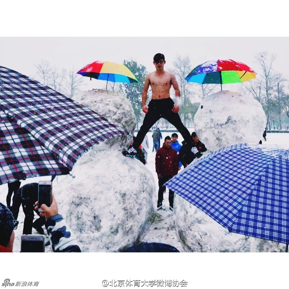 北体大学生操场堆巨型雪人 引众人围观-雪人|大