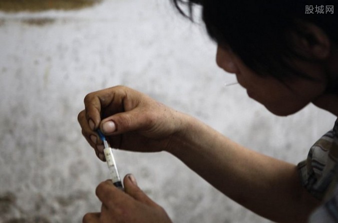 男子为讨毒品将女友送毒友品尝 一切皆因 吸毒 