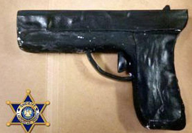 囚犯用肥皂与卫生纸做假枪逃狱 被狱警一眼识