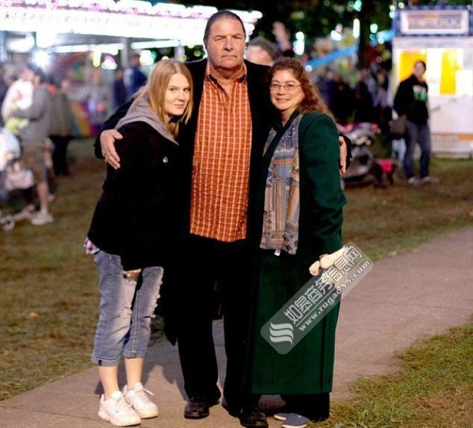 60岁老汉婚后再娶娇妻3人同住 两女共侍一夫相