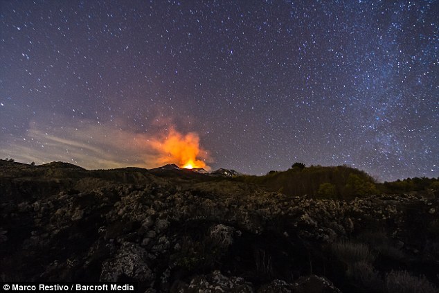 西西里岛活火山喷发照亮天际:已活跃上千年-西