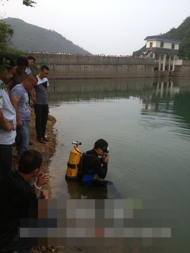 事发后,许多人在堤上围观,却没有一个人下水,"韶山红叶"毫不犹豫的跳