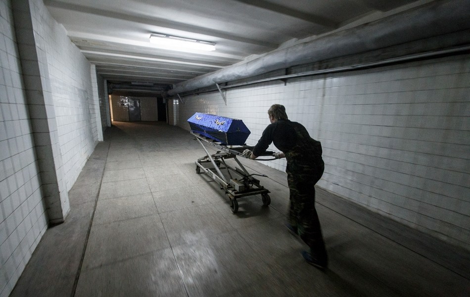 火葬场工人的工作日记:死尸复活僵尸凶杀 诡异惊悚?(组图)--东北网娱乐