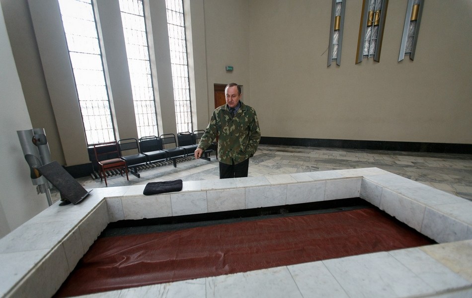 火葬场工人的工作日记:死尸复活僵尸凶杀 诡异惊悚?(组图)--东北网娱乐