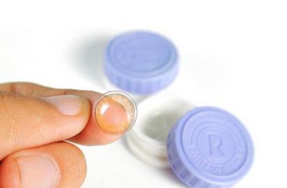 女孩戴隐形眼镜半年未取眼球破洞失明 盘点戴