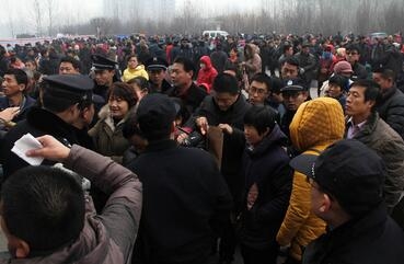 啥情况?山东数千人 彻夜排队缴养老费  场面壮观