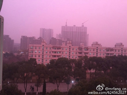 南京现玫红色雾霾 网友:是地震海啸的前兆吗?