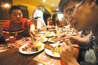 胡吃海喝致肠扭:小伙子胡吃海喝致肠扭 吃货吓