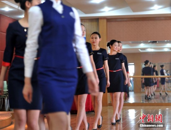  空乘招生美女云集  轮番上演制服诱惑- 空乘招生 
