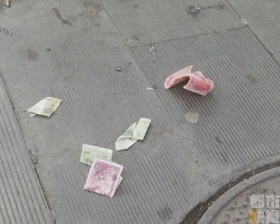 男子当街撒现金 热心市民追五百米还钱