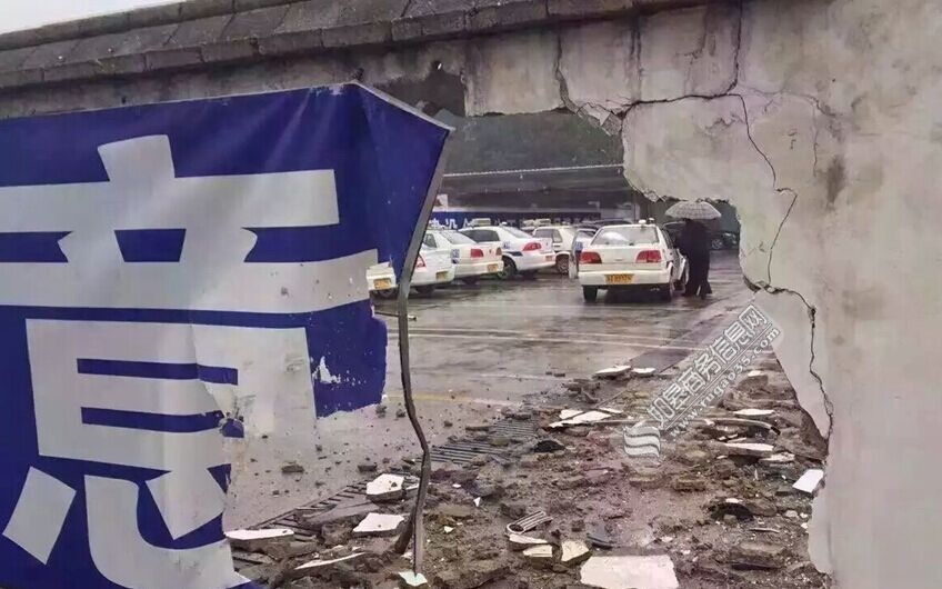 长沙女子驾考撞穿女生因喜欢失误致围墙严重车辆奥迪哪个操作宝马图片