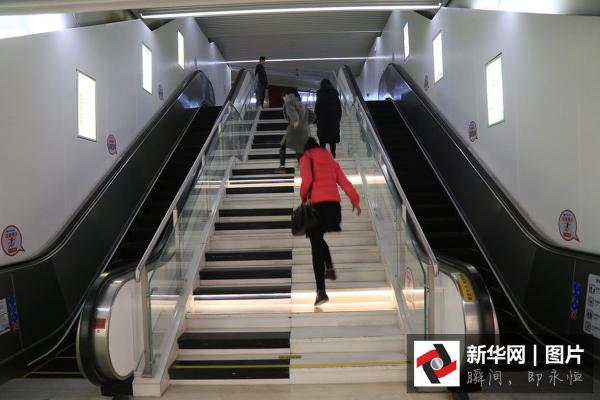 郑州地铁现钢琴台阶 踩到楼梯上奏出美妙旋律