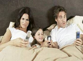  夫妻用手机道晚安  该有的交流哪去了- 夫妻用手 