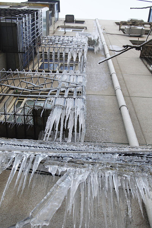 太阳能漏水现冰瀑 空调主机以及防盗网被冰瀑