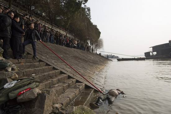  湖南大桥现浮尸  死者男性旁边有钓鱼用具疑失