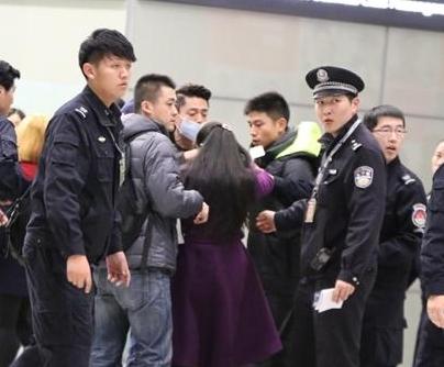  霍建华 女 粉丝闹机场  送礼物遭阻拦后打滚引偶