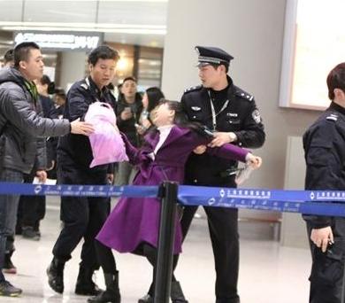  霍建华 女 粉丝闹机场  送礼物遭阻拦后打滚引偶