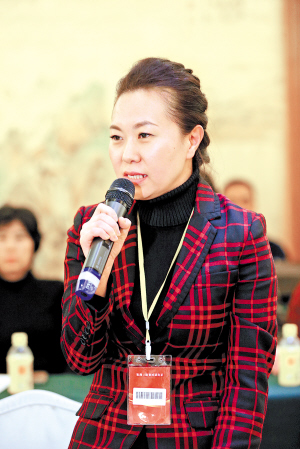 “陈政协热线”记者现场提问。 “陈政协热线”记者现场提问。