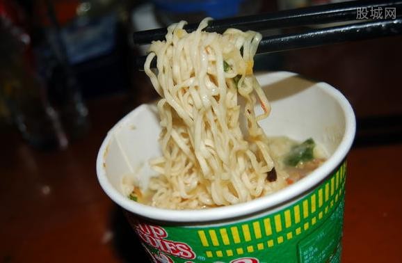  高铁不卖方便面  回应:味道大 背后真相曝光竟是