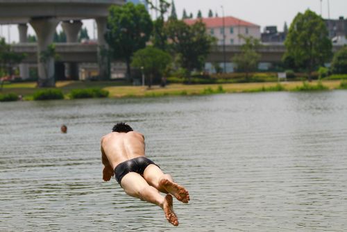 男子避查酒驾弃车跳湖 被消防及交警部门合力