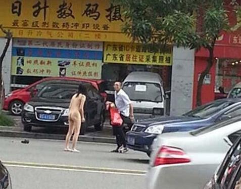  南京 一 地铁 口惊现裸女疑似情侣吵架 盘点街头