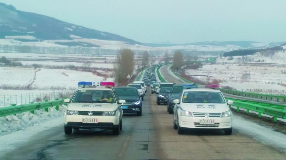 鹤大高速路面结冰交警护送三千车辆