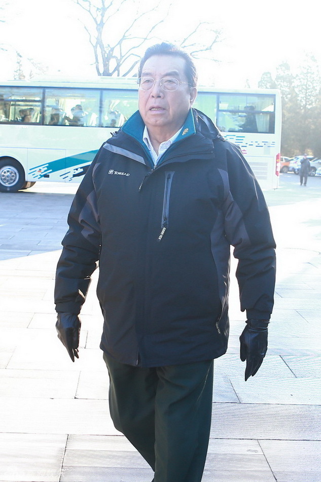  阎肃追悼会 举行 李双江朱迅等到场送别- 阎肃|追 