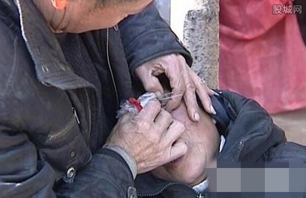 果体女人坐在石头上猜一成语_木猜一成语疯狂看图