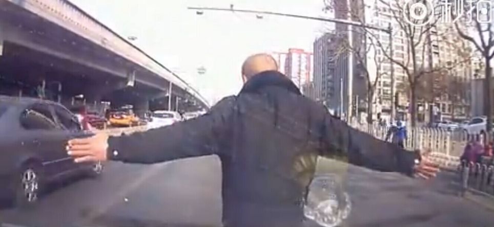 北京劲松 最牛碰瓷哥 :不给钱就掰雨刮器-不给