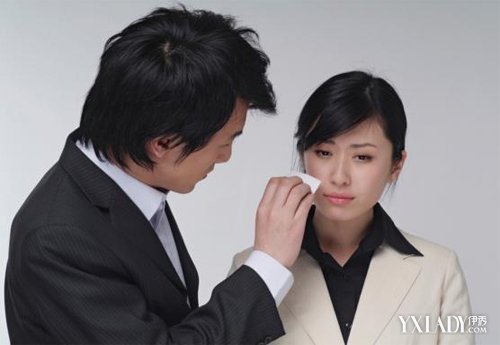  日本女性减压服务  花美男出马擦眼泪瞬间压力