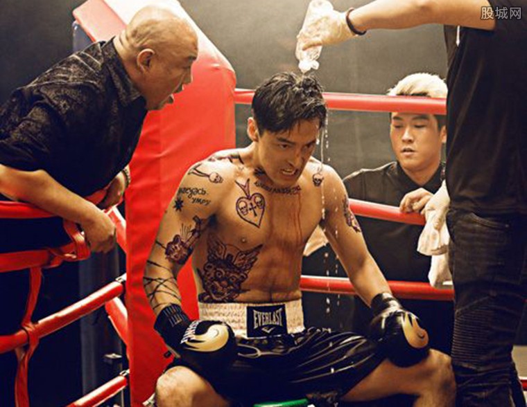  胡歌纹身引吐槽  上身全裸露胸肌令粉丝尖叫--东