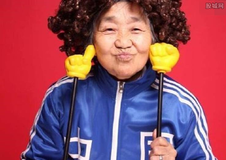  八旬奶奶返20岁  搞怪卖萌可爱又俏皮似美少女