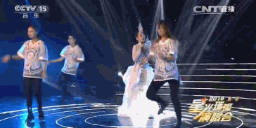  萨顶顶假唱话筒拿反 :下次会演的更精细些-萨顶