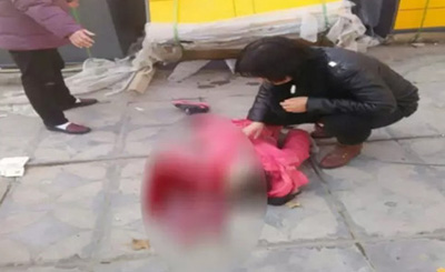  家门口玩耍被砸死  丧心病狂孩子哪惹你了?-家