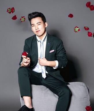 四海网综合: 郭德纲儿子蜕变照 瘦下来的就是男