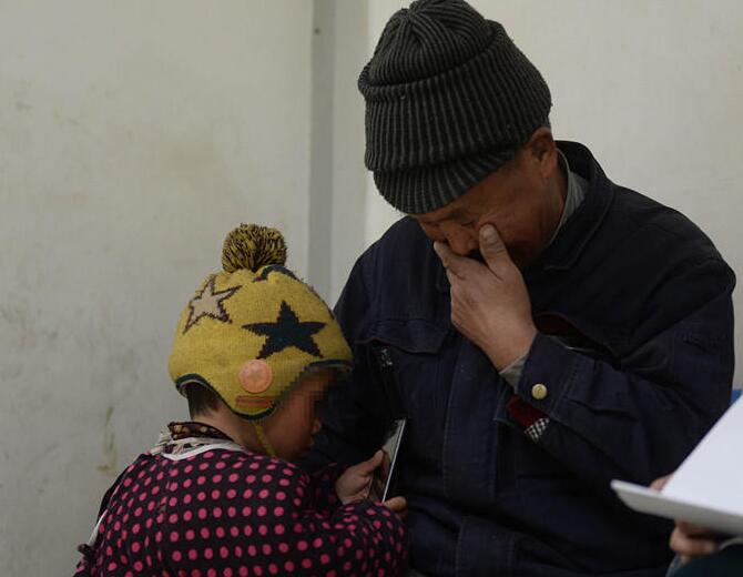  男子捡双性弃婴 搬砖治病 揭秘什么是双性婴儿