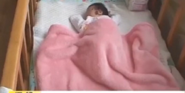  男子捡双性弃婴 :搬砖治病一天打两份工 只吃一