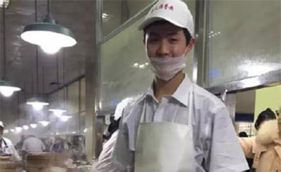  高校食堂小哥走红  还是单身狗女生们快上!--东